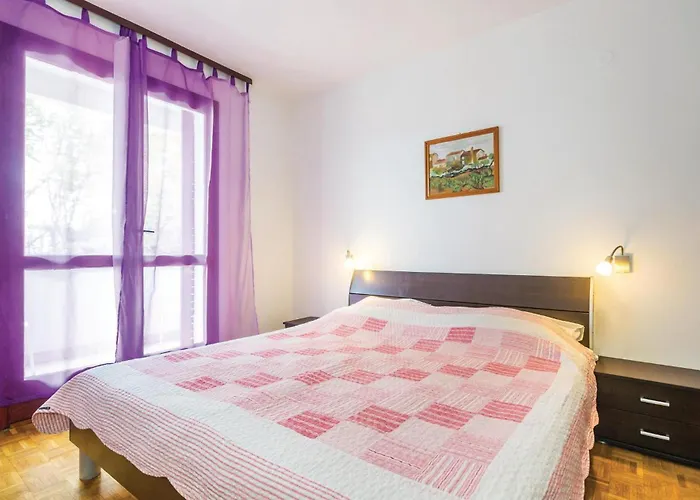 3 Bedroom Beautiful Apartment In Krk